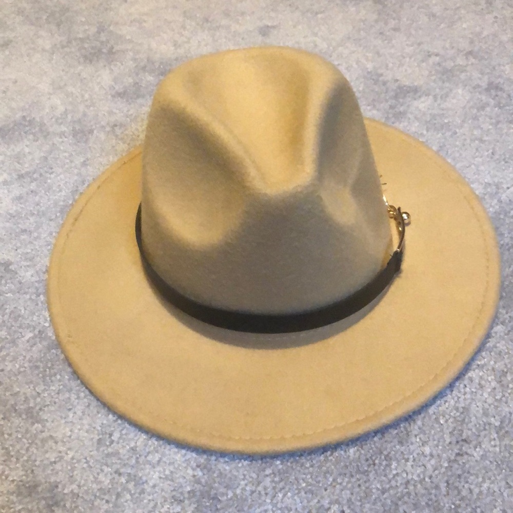 Hat worn once for engagement photos and never used again